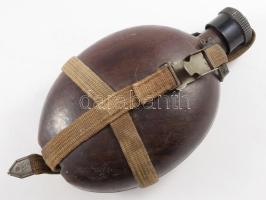II. világháborús német Afrika Korps kókusz kulacs, sérült bőr szíjjal, 23x13 cm