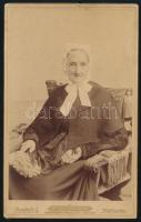 1894 Idős hölgy portréja, keményhátú fotó Fink Sándor pozsonyi műterméből, 21,5×13,5 cm