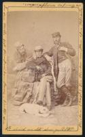 cca 1880 Három férfi kutyával, keményhátú fotó Reisz újvidéki műterméből, hátoldalon a műterem képével, 10,5×6,5 cm