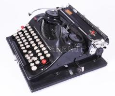 1938-1939 Groma "Modell N" írógép, táskája nélkül, magyar nyelvű billentyűzettel, 31x32 cm