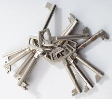 13 darab bútorkulcs