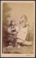 cca 1865 Lányok portréja, háttérben műtermi erdőrészlettel, keményhátú fotó Zelesny Károly pécsi műterméből, 10,5×6,5 cm