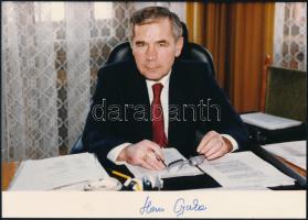 Horn Gyula (1932-2013) politikus, külügyminiszter, 1994 és 1998 között miniszterelnök autográf aláír...