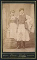 cca 1880 Népviseletes pár portréja, keményhátú fotó Exner Károly pécsi műterméből, 10,5×6,5 cm