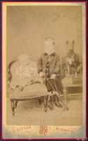 cca 1875 Kisfiúk kutyával, keményhátú fotó Ritter (Budweis) műterméből, 10,5×6,5 cm