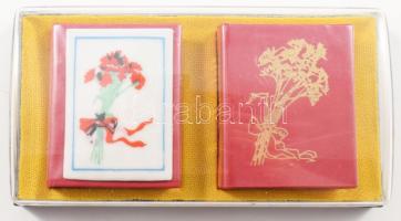 Kádár János elvtárs látogatása Borsod-Abaúj-Zemplén megyében. Összeáll. és szerk.: Kovács Mihály. Feledy Gyula rajzaival. Miskolc, 1981. Kereskedelmi forgalomba nem került. "Megjelent 350 számozott példányban bordó műbőr-kötéssel. Ebből 175 darab hollóházi porcelán táblával, piros számozással." Számozott, 142 számú példány, az első példány porcelán plakettel, piros számozással, a második példány fekete számozással. Kiadói bordó nyl-kötések, az első hollóházi porcelán plakettel, a második aranyozott kötéssel, kiadói dísztokban, jó állapotban.