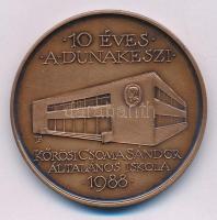 Lapis András (1942-) 1988. "10 éves a dunakeszi Kőrösi Csoma Sándor Általános Iskola / Egy szegény árva magyar pénz és taps nélkül - Széchenyi" kétoldalas bronz emlékérem (42,5mm) T:AU patina