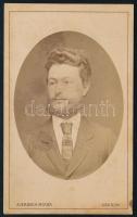 cca 1880 Szakállas férfi portréja, keményhátú fotó Auerbach Miksa aradi műterméből, 10,5×6,5 cm