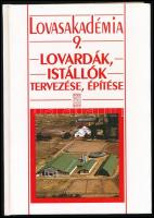 Lovardák, istállók tervezése, építése. Ford.: Agócs Mónika, Radnai Imre. Lovasakadémia 9. Bp., [2003], Mezőgazda, 137+[3] p. Kiadói kartonált papírkötés.