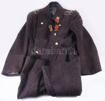 Szovjet repülőtiszti főhadnagyi katonai kabát kitüntetésekkel.
