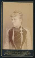 cca 1885 Női portré, keményhátú fotó Zelesny Károly pécsi műterméből, 10,5×6,5 cm