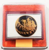 Koncz János - Galambos Péter - Kira Péter: Karate - Sportkarate. Szerk. és összeáll.: Gébler József. A porcelántáblát tervezte: Gelléri István. A hátsó porcelán plaketten, a Hollóházi jelzést Szász Endre tervezte. / Dr. Sikota Győző: Hollóházi porcelán. Bp., 1983., Ifjúsági Lapkiadó Vállalat, 82+83-114+6 p. Számozott (320./600) példány! Kiadói bordó, aranyozott nyl-kötés, porcelán-plakettekkel, dísztokban, jó állapotban.