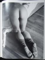 Szebeni András, Sóvári Zsuzsa: Női vonal. Aktfotó-album híres színésznőkről. Bp., 1995, Pelikán, 117...