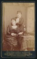cca 1885 Hölgyek díszes kiöntővel, keményhátú fotó Zelesny Károly pécsi műterméből, 10,5×6,5 cm