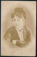 cca 1900 Hölgyportré, fotólap Emil Fischer nagyszebeni műterméből, hidegpecséttel jelzett, retustált, sarkán törésnyom, 13×9 cm