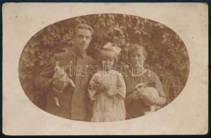 cca 1915 Katona lányokkal, kutyával, nyuszival, fotólap, 9×13 cm