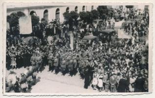 1940 Máramarossziget, Sighetu Marmatiei; bevonulás / entry of the Hungarian troops. photo + "1940 Máramarossziget visszatért" So. Stpl. (ragasztónyom / glue marks)