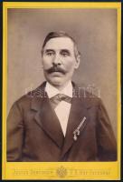cca 1880 Anton Hoffmann portréja, hajtókáján kitüntetésekkel, keményhátú fotó Julius Gertinger bécsi műterméből, feliratozva, 16,5×10,5 cm