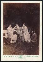 cca 1885 Családi portré, harkányi emlék, keményhátú fotó Zelesny Károly pécsi műterméből, 16,5×10,5 cm