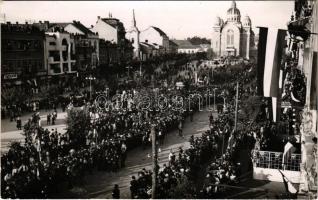 1940 Marosvásárhely, Targu Mures; bevonulás, Román ortodox székesegyház, Kertész Rezső, Vész Béla RT. üzlete, Hungária emberek az erkélyeken és háztetőkön / entry of the Hungarian troops, Romanian Orthodox cathedral, shops, people on the balconies and rooftops. Körtesi photo + "1940 Marosvásárhely visszatért" So. Stpl.