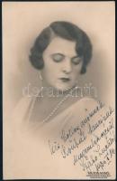1930 Szabó Lujza (Palik Frigyesné) (1904-1934) opera-énekesnő (drámai koloratúrszoprán) dedikált fotója Roubál Margit részére (,,Kis kolleganőmnek Roubál Mancinak megemlékezésül Szabó Lujzától 1930 II. 14."), fotólap Vajda M. Pál műterméből, 13,5x8,5 cm
