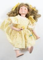 Dianna Effner baba, jelzett, ujja sérült, m: 32 cm