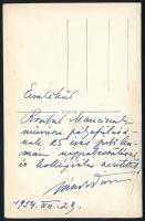 1954 Márk Tivadar (1908-2003) Kossuth-díjas jelmeztervező, iparművész, a Magyar Állami Operaház Mesterművésze és örökös tagja autográf aláírása és sorai őt ábrázoló fotólapon, Roubál Margit részére (,,Emlékül Roubal Mancinak művészi pályafutásának 25 éves jubileumán nagyrabecsüléssel és kollégiális szeretettel Márk Tivadar"), saroktöréssel, 14x9 cm