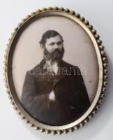 cca 1890 Férfiportré, porcelánkép brossban, kopásnyommal, 4,5×3,5 cm