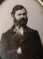 cca 1890 Férfiportré, porcelánkép brossban, kopásnyommal, 4,5×3,5 cm