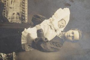 cca 1880-1900 A Hamerly pécsi kesztyűgyáros család fotóhagyatéka, 10,5×6,5 és 21×13 cm közötti méret...