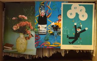 Kb. 840 db MODERN üdvözlőlap dobozban / Cca. 840 modern greeting postcards in a box