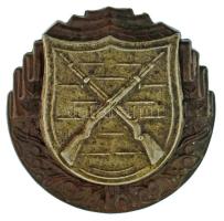 Csehszlovákia 1928- . Lövész jártassági ezüstözött rátétes bronz jelvény (46mm) T:XF Czechoslovakia 1928- . Rifleman Proficiency badge, with silver plated overlay (46mm) C:XF