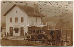 1909 Felsőbánya, Baia Sprie; vasútállomás, gőzmozdony, vonat, a Szatmár-Nagybányai-Vasút XII. osztályú mozdonya, "SZABADSÁG" / railway station, locomotive, train (EK)