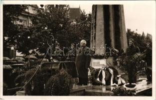1943 Munkács, Mukacheve, Mukacevo; bevonulás után, emlékmű avatás, koszorúzás / after the entry of the Hungarian troops, monument inauguration, wreath laying. photo