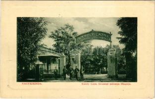 1912 Nagykikinda, Kikinda; Károly Lajos lovassági laktanya főkapuja katonákkal. W.L. Bp. 2141. / K.u.K. military cavalry barracks, entry gate with soldiers (kopott sarkak / worn corners)