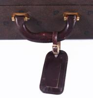 Pierre Cardin Paris utazóbőrönd, kis kopással, 47x56 cm