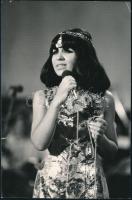 1970 Harangozó Teri (1943-2015) énekesnő saját kezű dedikációja őt ábrázoló képen, 15x9,5 cm