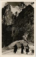 Oltárkő, Piatra Altarulu; zarándokok. Idegenforgalmi Iroda kiadása / pilgrims