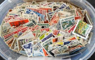 Több ezer darab skandináv bélyeg ömlesztve fagylaltos dobozban
