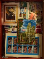 Sok-sok ezer bélyeg blokkokkal, kisívekkel, nagyobb, piros karácsonyi dobozban