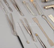 2 doboznyi régi orvosi műszer és laboratóriumüveg