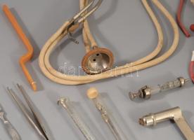 2 doboznyi régi orvosi műszer és laboratóriumüveg