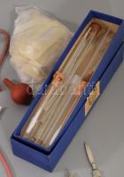 2 doboznyi régi orvosi műszer és laboratóriumüveg