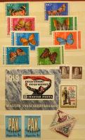 Magyar bélyegek 3 db közepes berakóban az 1960-1970-es évekből + ömlesztett bélyegek, blokkok (vegyes minőség / mixed quality)