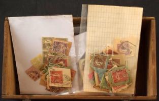 Több száz darab Turul bélyeg kis tasakokban ömlesztve, fadobozban