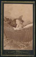 cca 1885 Kisgyermek babakocsiban, vizitkártya Blahó Ede festész és fényképész (Aranyosmarót és Nagytapolcsány) műterméből, 11x6,5 cm