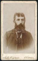 cca 1890 Szakállas férfi portréja, vizitkártya Szőke Antal rajztanár kiskunfélegyházi műterméből, kissé viseltes, 11x6,5 cm