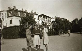 16 db régi negatív vegyes felvételekkel, közte balatoni képekkel, 6x9 cm