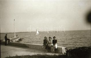 16 db régi negatív vegyes felvételekkel, közte balatoni képekkel, 6x9 cm