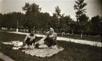 16 db régi negatív vegyes felvételekkel, közte balatoni képekkel, 6x9 cm